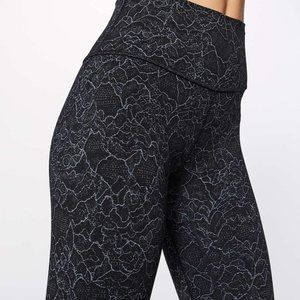 GUC Lululemon Size 6 Align Crop 19" Lacescape Dark Cast Black